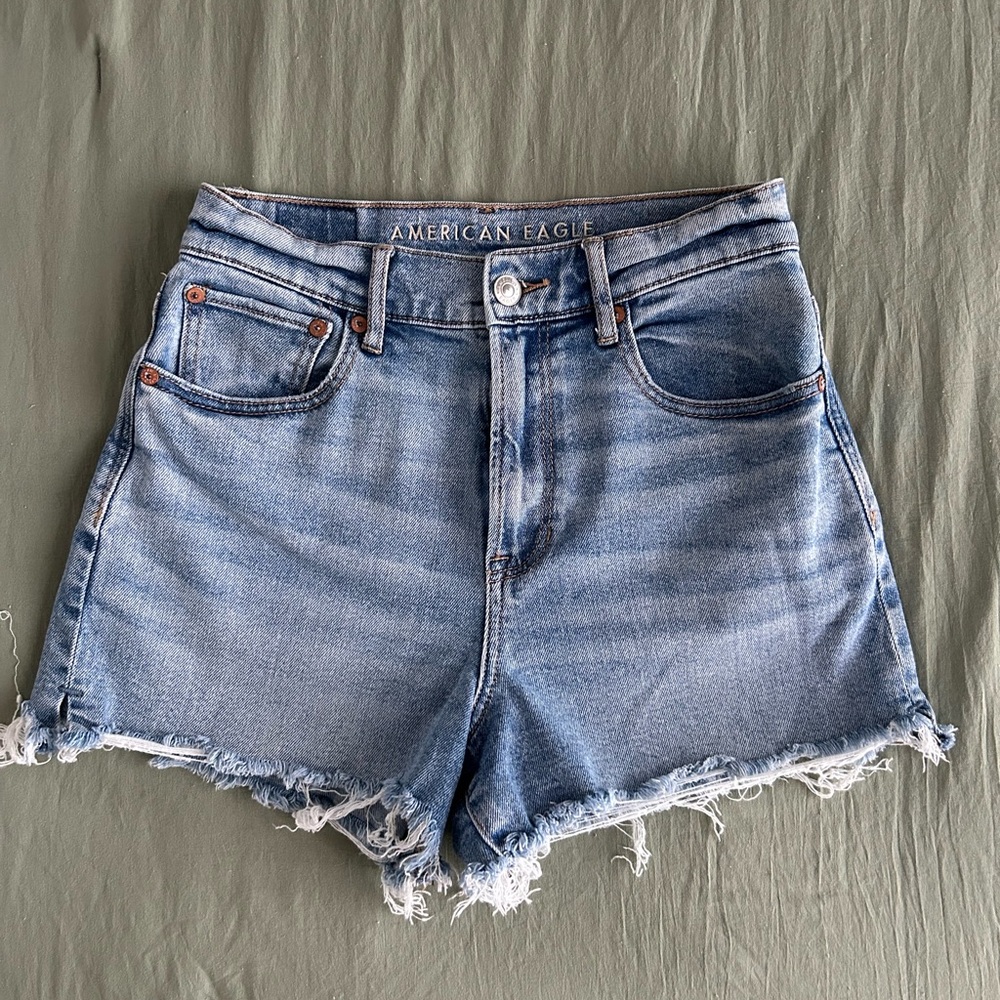 AMERICAN EAGLE HIGH RISE SHORTS